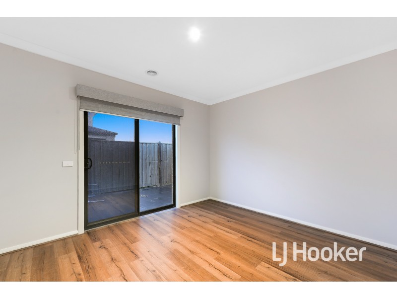 8 Featherdown Way, Clyde North VIC 3978