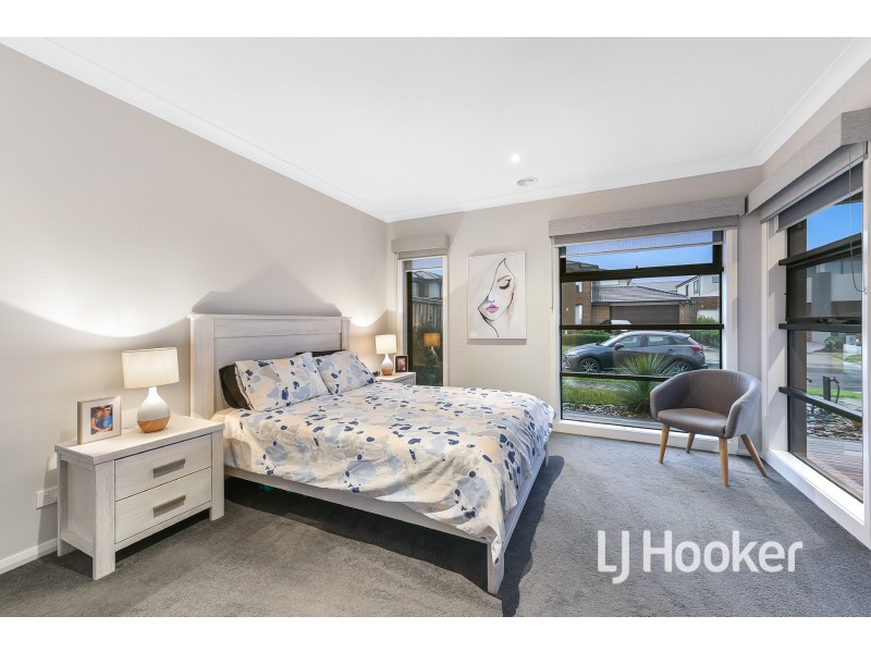 8 Featherdown Way, Clyde North VIC 3978