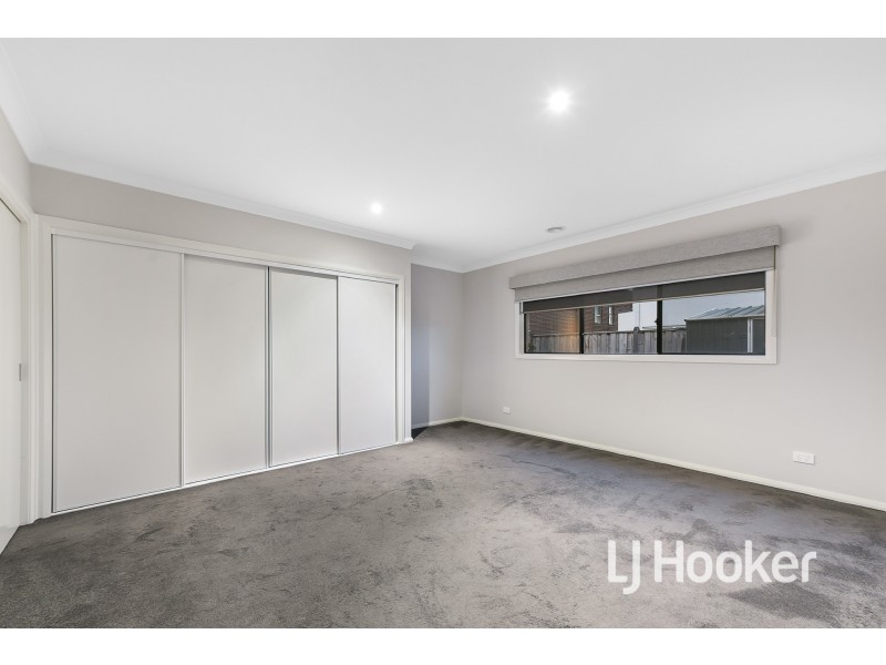 8 Featherdown Way, Clyde North VIC 3978