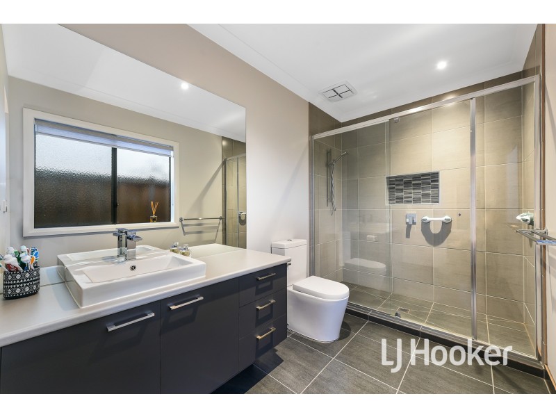 8 Featherdown Way, Clyde North VIC 3978