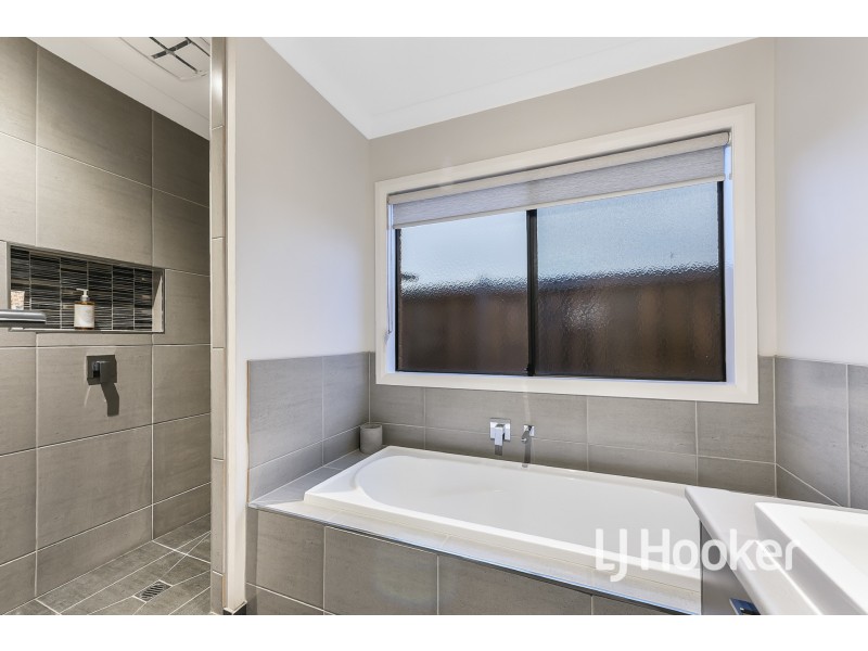 8 Featherdown Way, Clyde North VIC 3978