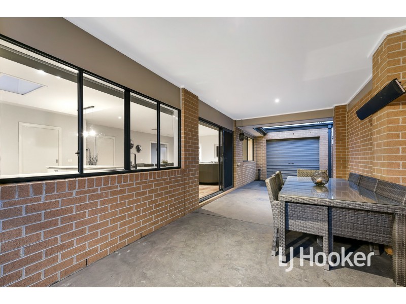 8 Featherdown Way, Clyde North VIC 3978