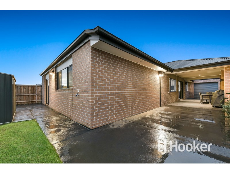 8 Featherdown Way, Clyde North VIC 3978