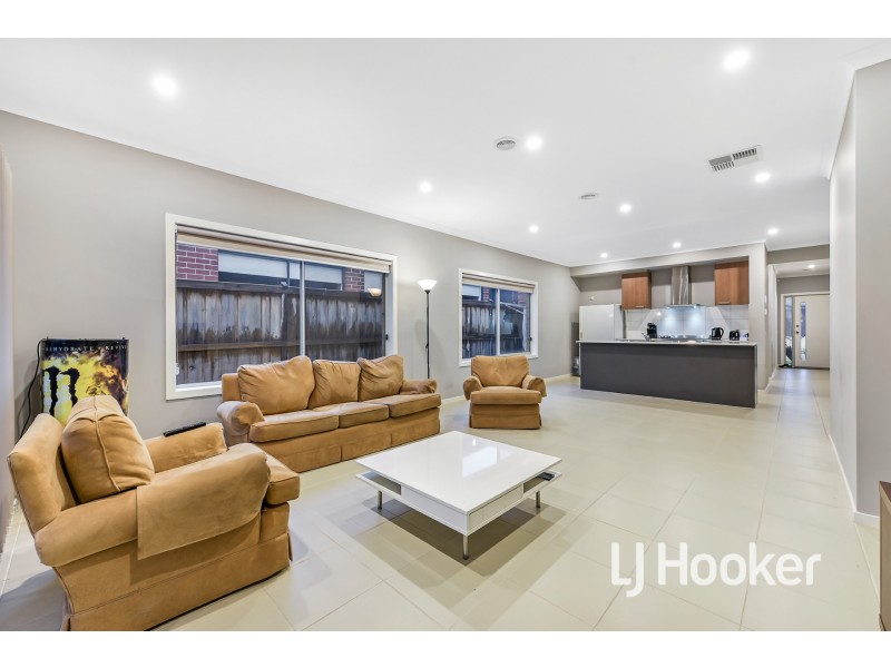 18 Elkedra Way, Cranbourne North VIC 3977