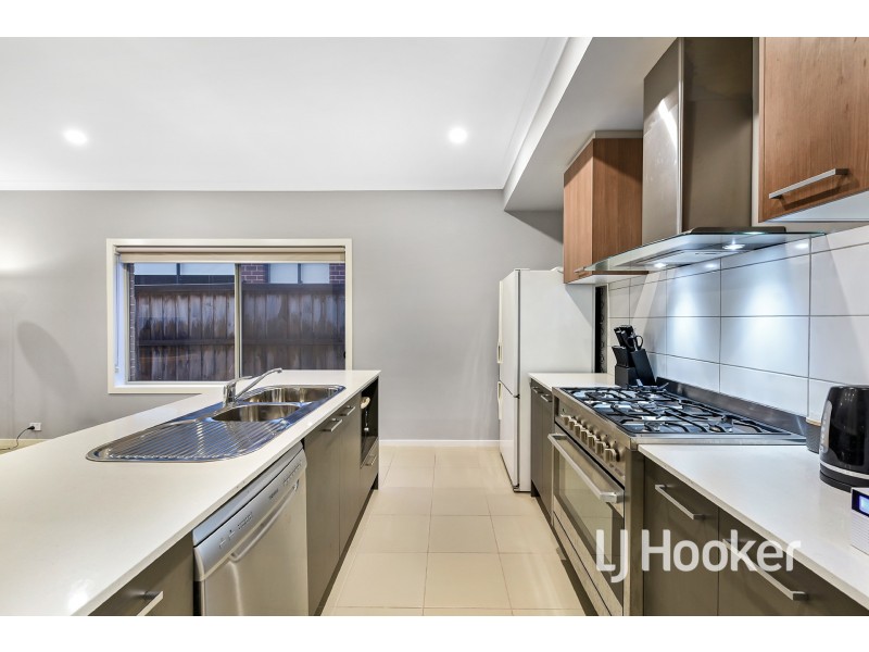 18 Elkedra Way, Cranbourne North VIC 3977