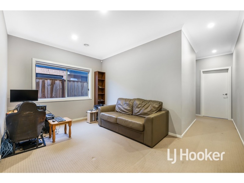 18 Elkedra Way, Cranbourne North VIC 3977