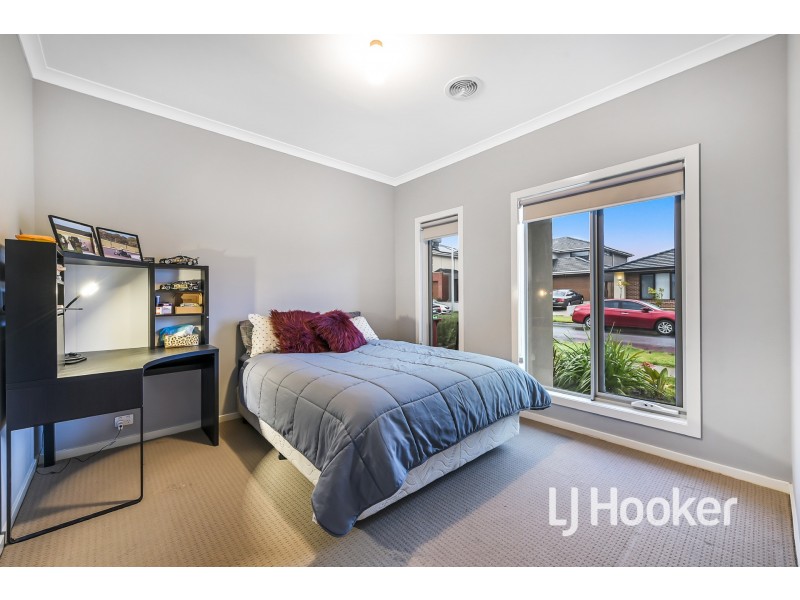 18 Elkedra Way, Cranbourne North VIC 3977