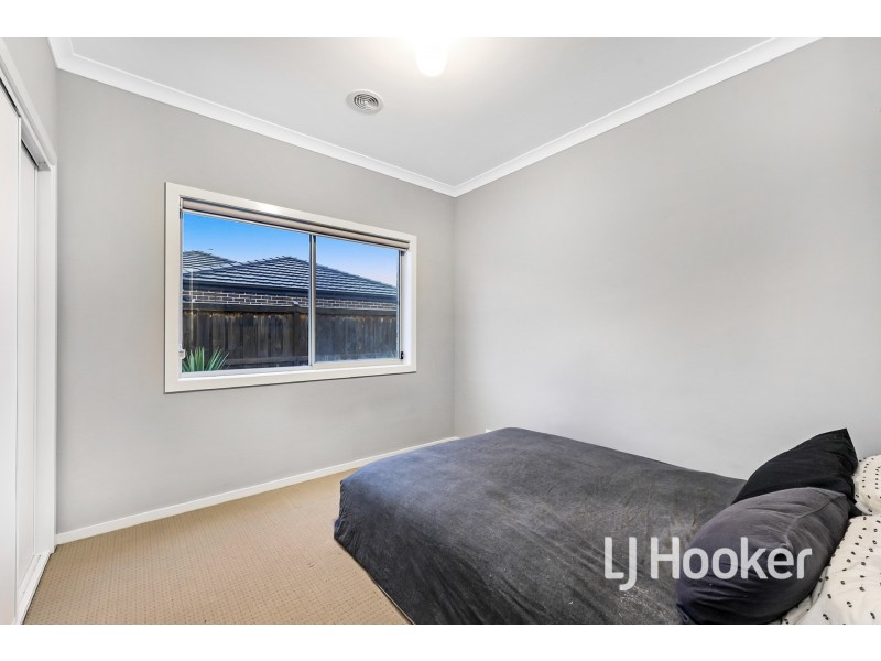 18 Elkedra Way, Cranbourne North VIC 3977