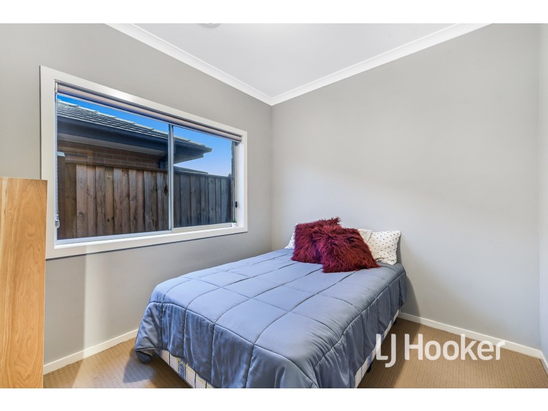18 Elkedra Way, Cranbourne North VIC 3977