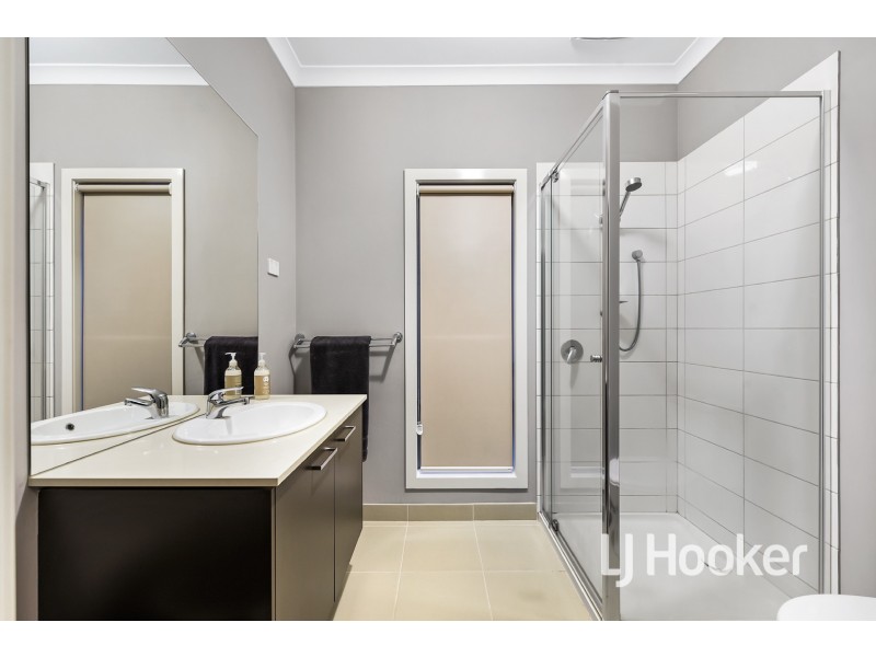 18 Elkedra Way, Cranbourne North VIC 3977