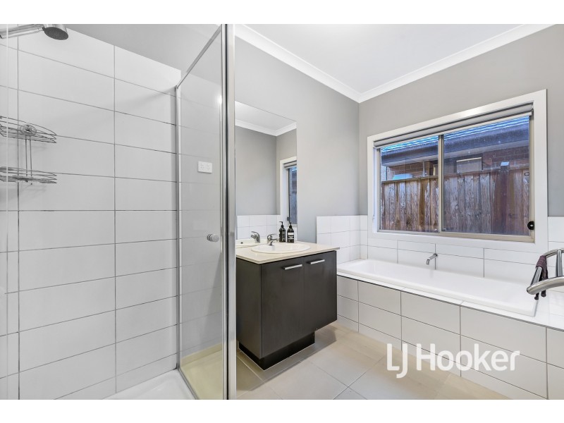 18 Elkedra Way, Cranbourne North VIC 3977