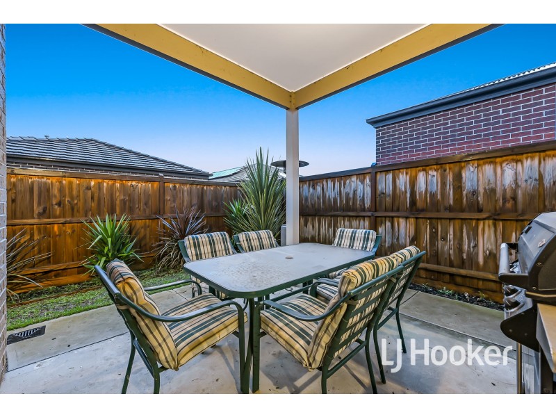18 Elkedra Way, Cranbourne North VIC 3977