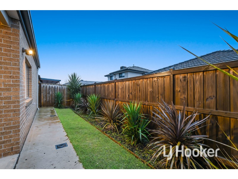 18 Elkedra Way, Cranbourne North VIC 3977