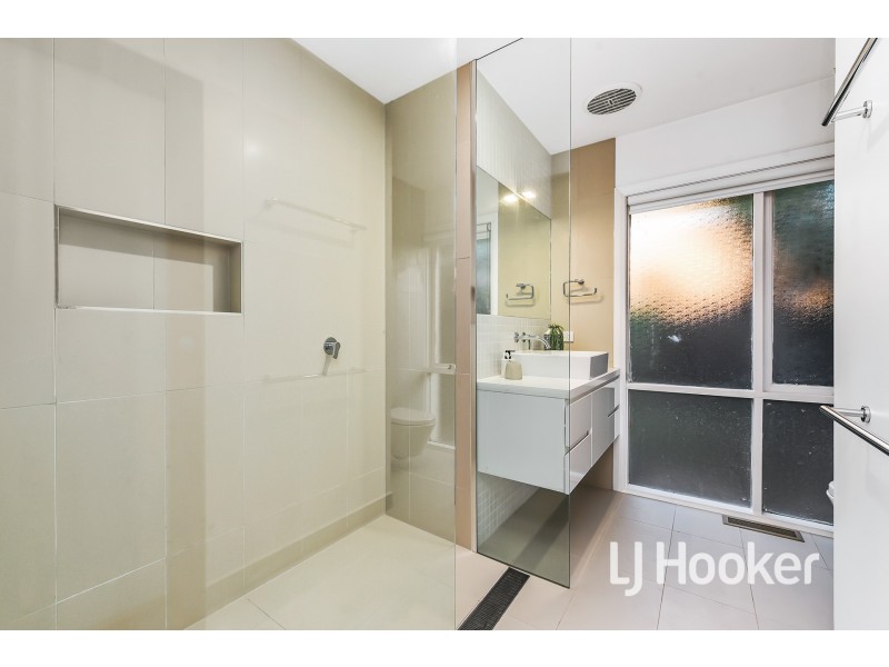 2/44 Langmore Lane, Berwick VIC 3806