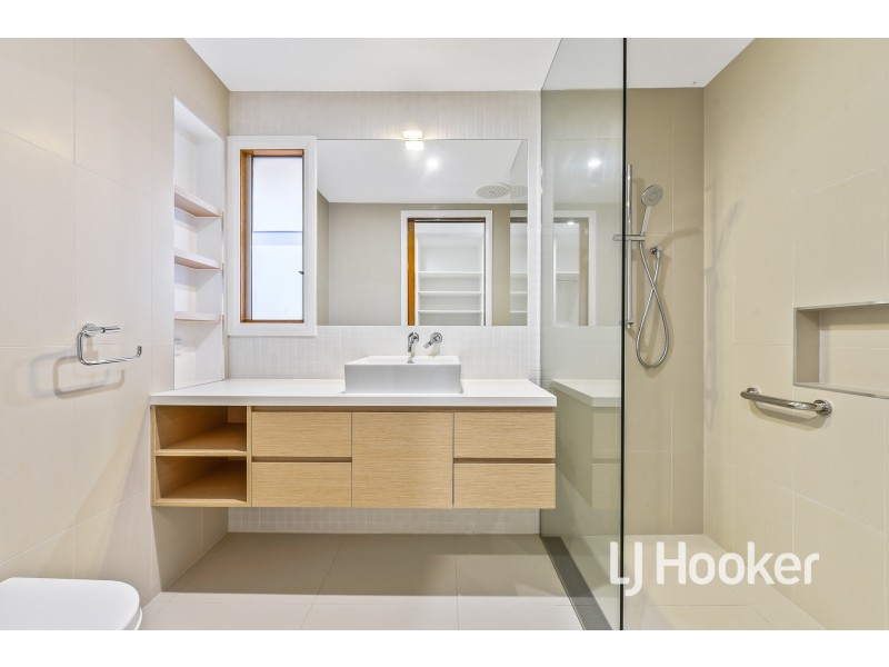 2/44 Langmore Lane, Berwick VIC 3806