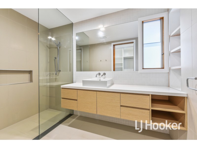 2/44 Langmore Lane, Berwick VIC 3806