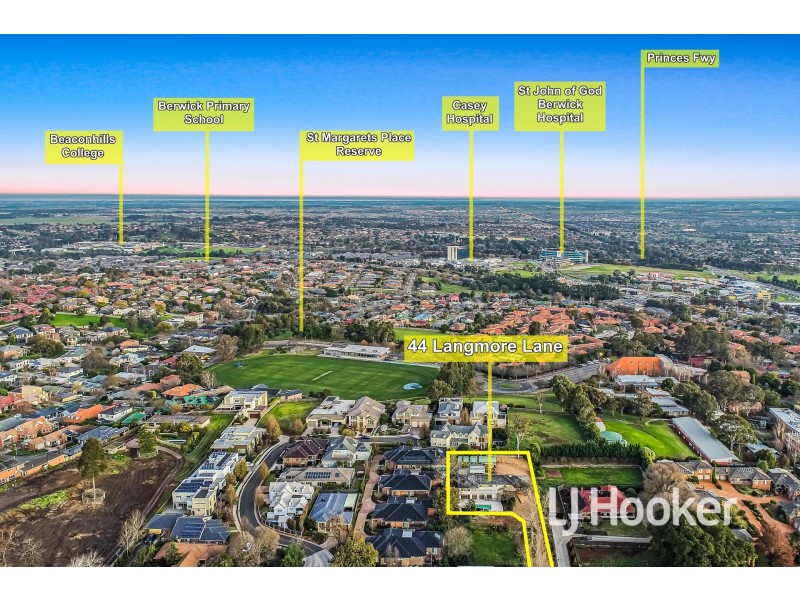 2/44 Langmore Lane, Berwick VIC 3806