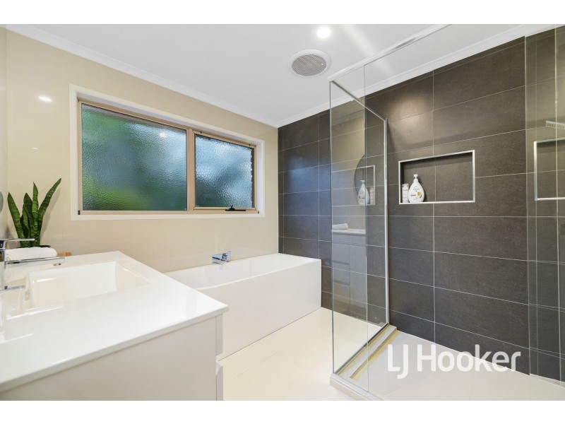 11 Balmoral Way, Pakenham VIC 3810