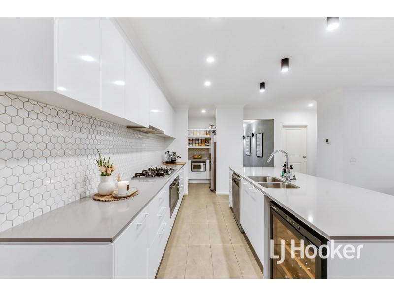 16 Fairwood Rise, Officer VIC 3809