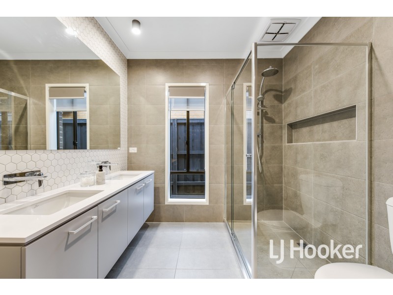 16 Fairwood Rise, Officer VIC 3809