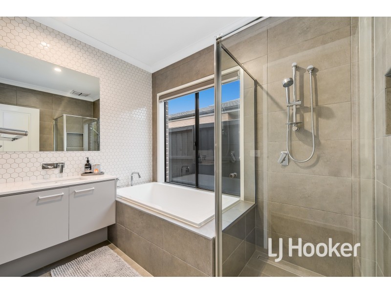 16 Fairwood Rise, Officer VIC 3809