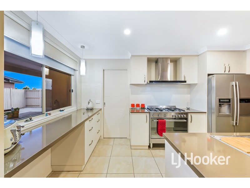 7 Skylark Boulevard, Clyde North VIC 3978