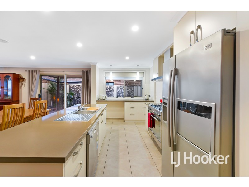 7 Skylark Boulevard, Clyde North VIC 3978