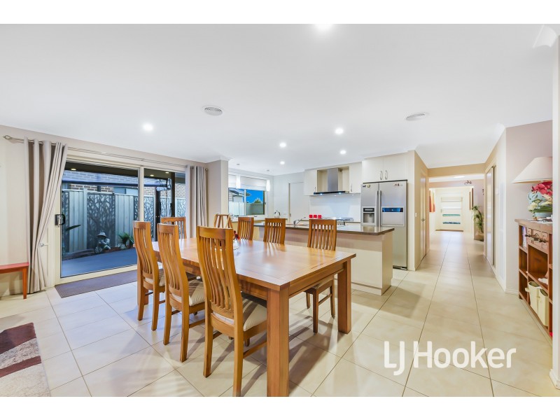 7 Skylark Boulevard, Clyde North VIC 3978