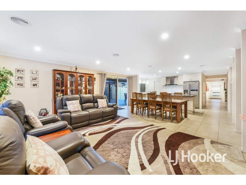 7 Skylark Boulevard, Clyde North VIC 3978