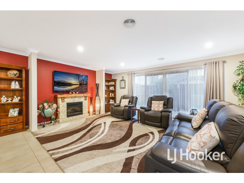 7 Skylark Boulevard, Clyde North VIC 3978