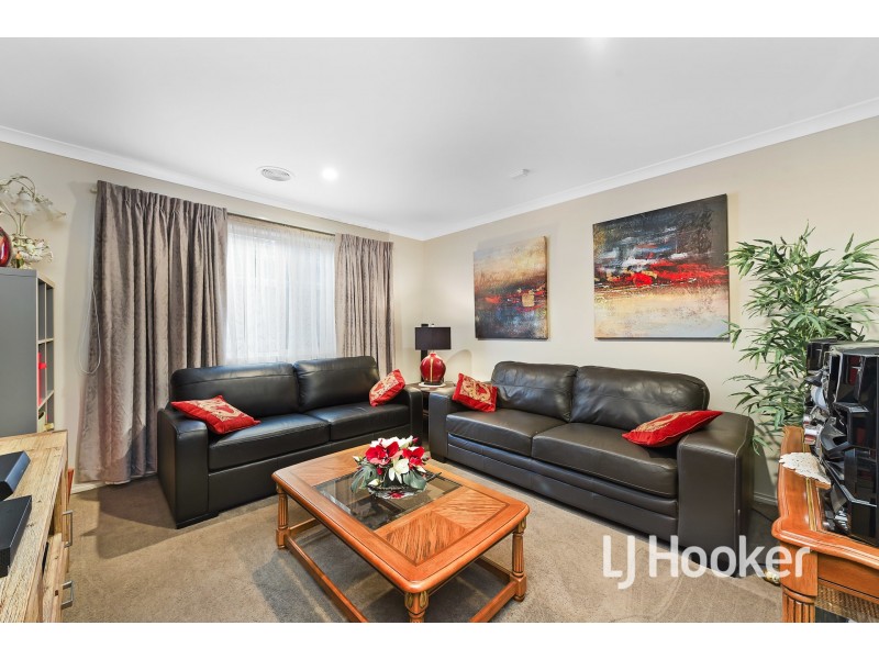 7 Skylark Boulevard, Clyde North VIC 3978