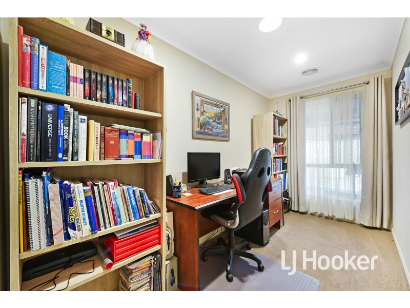 7 Skylark Boulevard, Clyde North VIC 3978