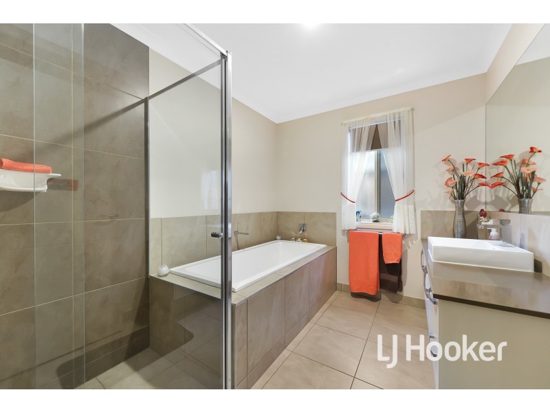 7 Skylark Boulevard, Clyde North VIC 3978