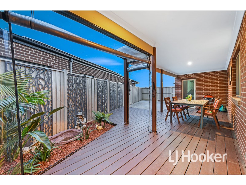 7 Skylark Boulevard, Clyde North VIC 3978