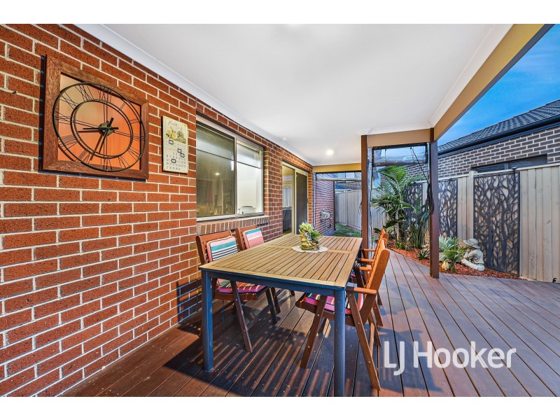 7 Skylark Boulevard, Clyde North VIC 3978