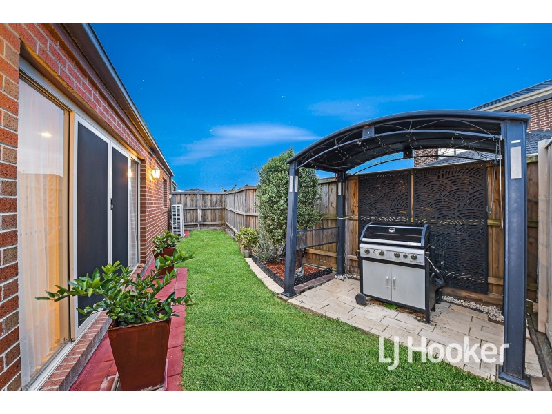 7 Skylark Boulevard, Clyde North VIC 3978