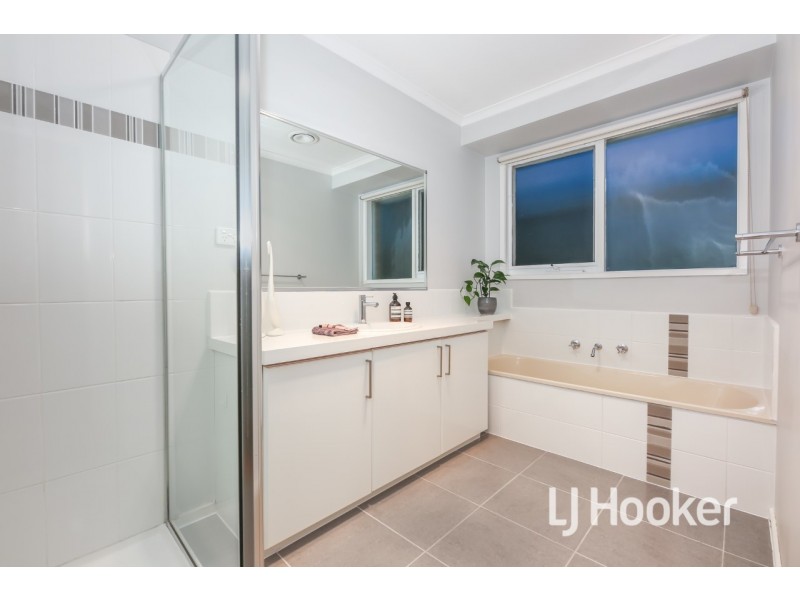 44 Eagle Drive, Pakenham VIC 3810