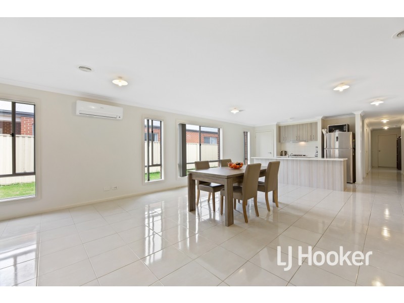 80 Blue Horizons Way, Pakenham VIC 3810