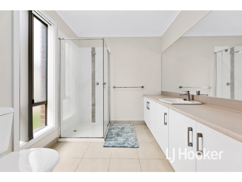 80 Blue Horizons Way, Pakenham VIC 3810