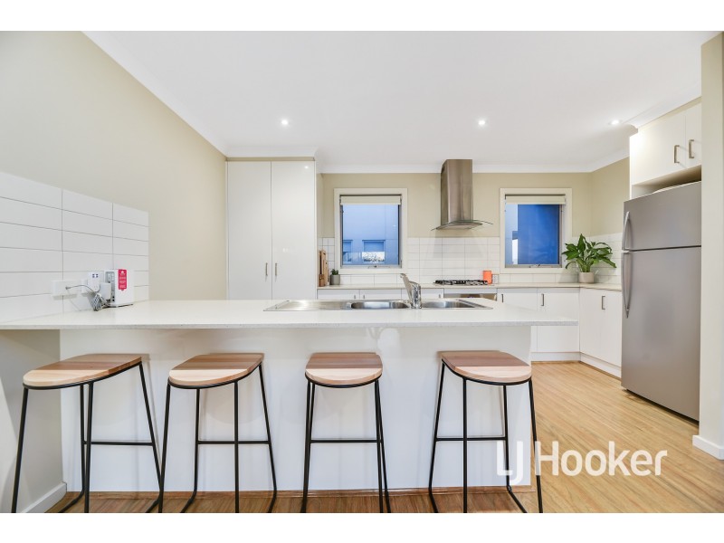 75 Lakeside Boulevard, Pakenham VIC 3810