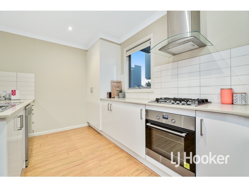 75 Lakeside Boulevard, Pakenham VIC 3810