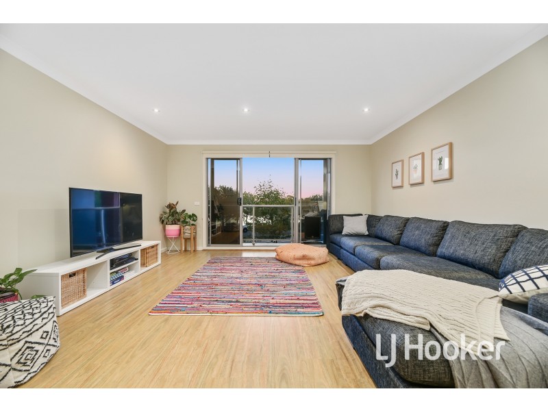 75 Lakeside Boulevard, Pakenham VIC 3810