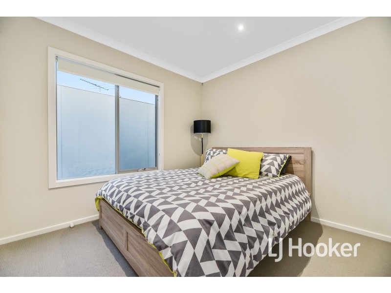 75 Lakeside Boulevard, Pakenham VIC 3810