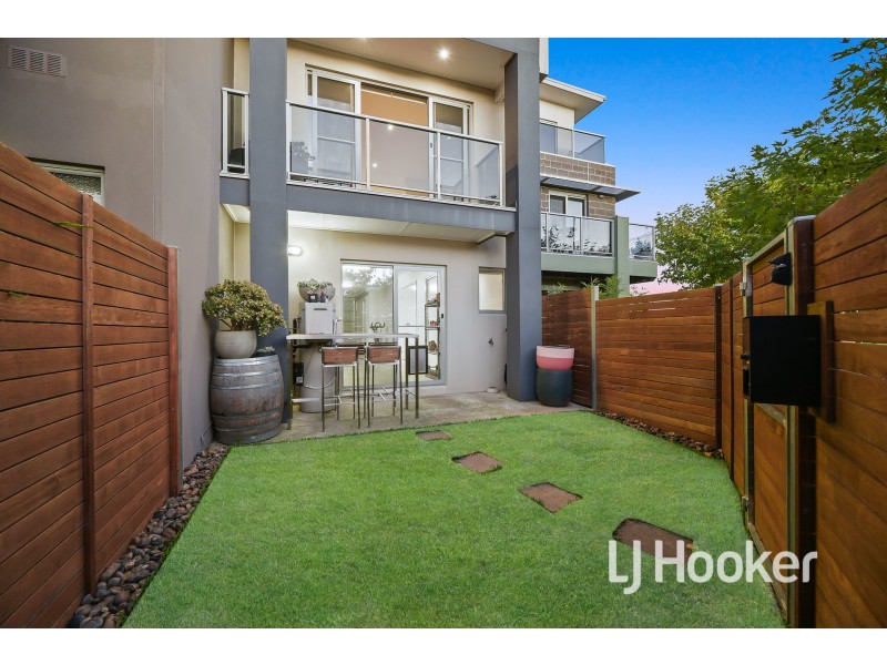 75 Lakeside Boulevard, Pakenham VIC 3810