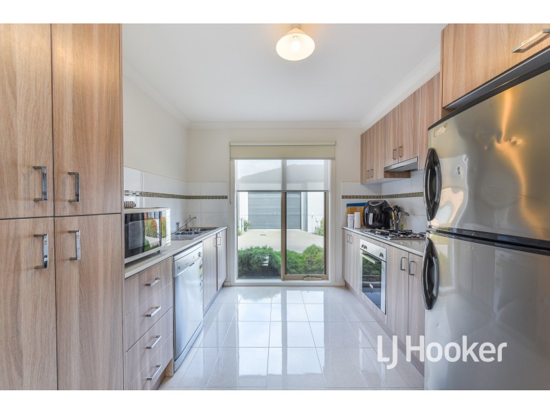 4 Nikolai Place, Clyde North VIC 3978