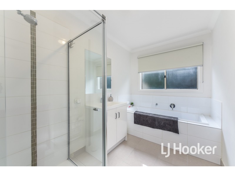 4 Nikolai Place, Clyde North VIC 3978