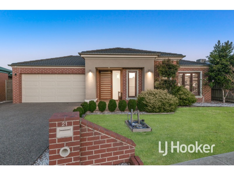 21 Faringdon Crescent, Cranbourne North VIC 3977