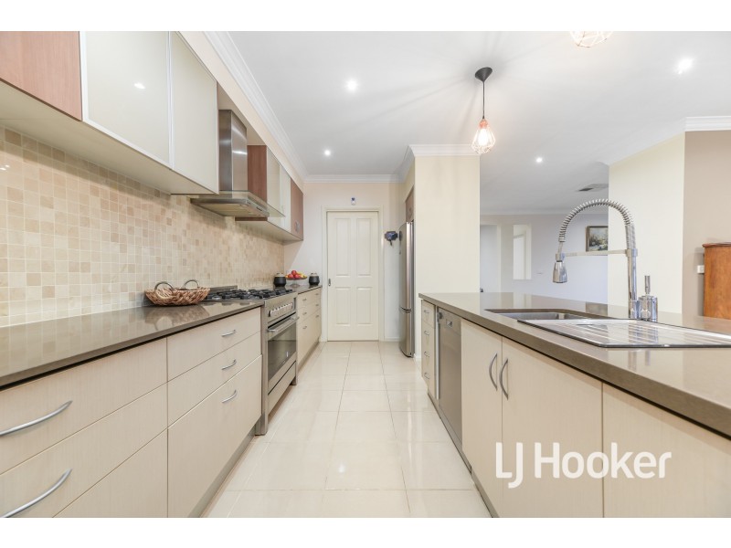 21 Faringdon Crescent, Cranbourne North VIC 3977