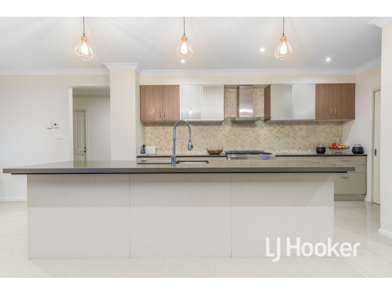 21 Faringdon Crescent, Cranbourne North VIC 3977
