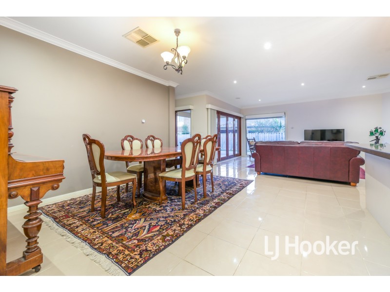 21 Faringdon Crescent, Cranbourne North VIC 3977